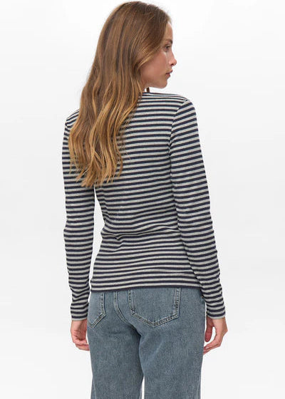 Woman wearing a striped long-sleeve shirt and jeans on a white background
