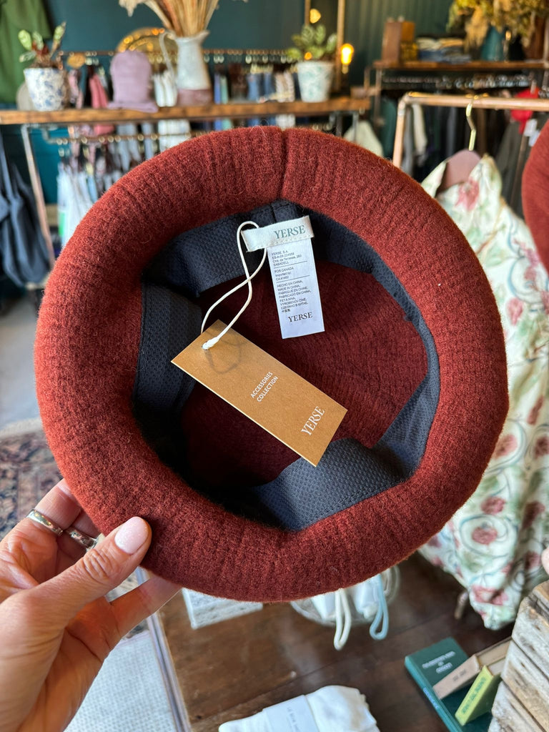 YERSE Tricot Beret in Terracotta