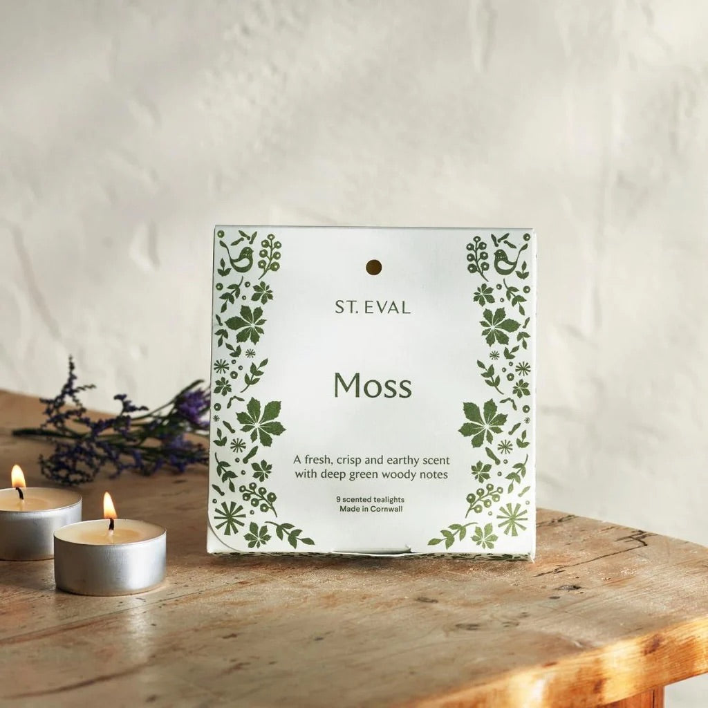 Fresh and earthy moss with notes of floral geranium and aromatic lavender on a base of amber and cedarwood.St Eval Moss Scented Folk Tealights