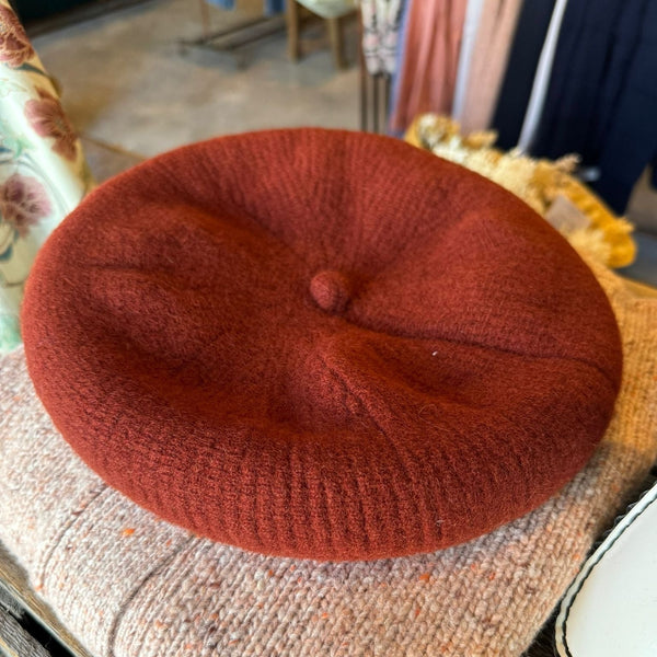 YERSE Tricot Beret in Terracotta