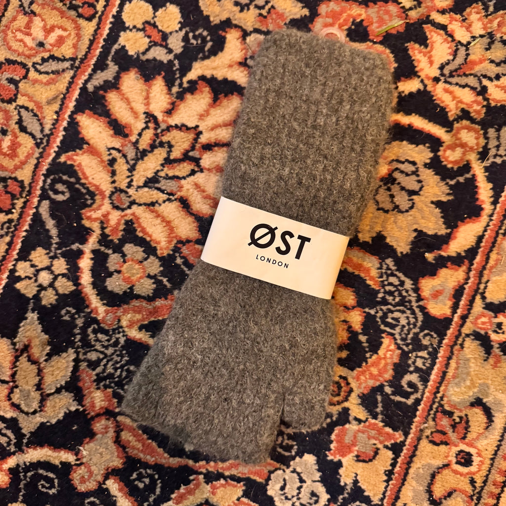 ØST LONDON Ronja Mittens in Dark Grey