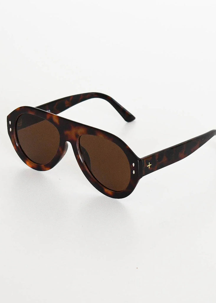WAKE+SEA Noa Sunglasses in Tortoiseshell Retro Round Sunglasses 