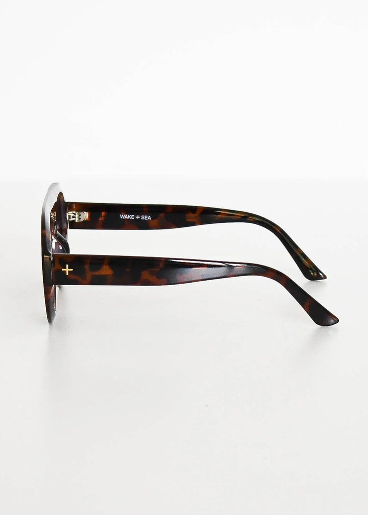 WAKE+SEA Noa Sunglasses in Tortoiseshell Retro Round Sunglasses 