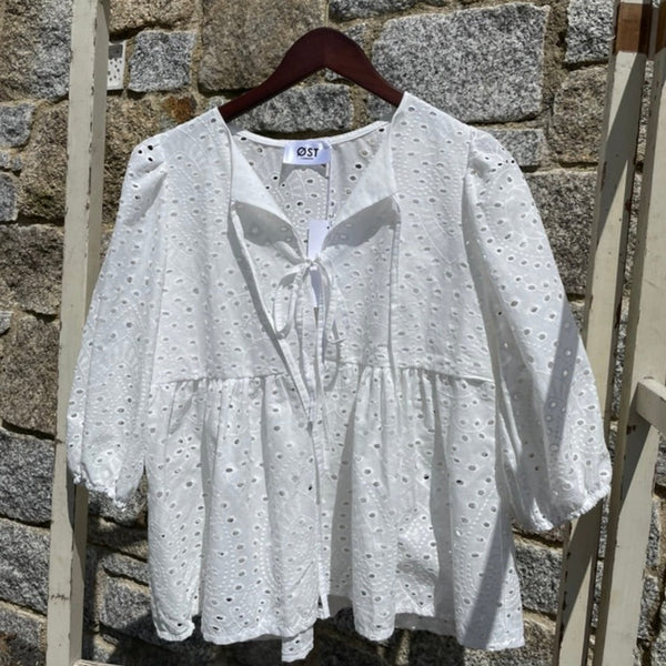 ØST Broderie Anglase Tie Blouse in classic