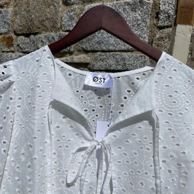 ØST Broderie Anglase Tie Blouse in classic